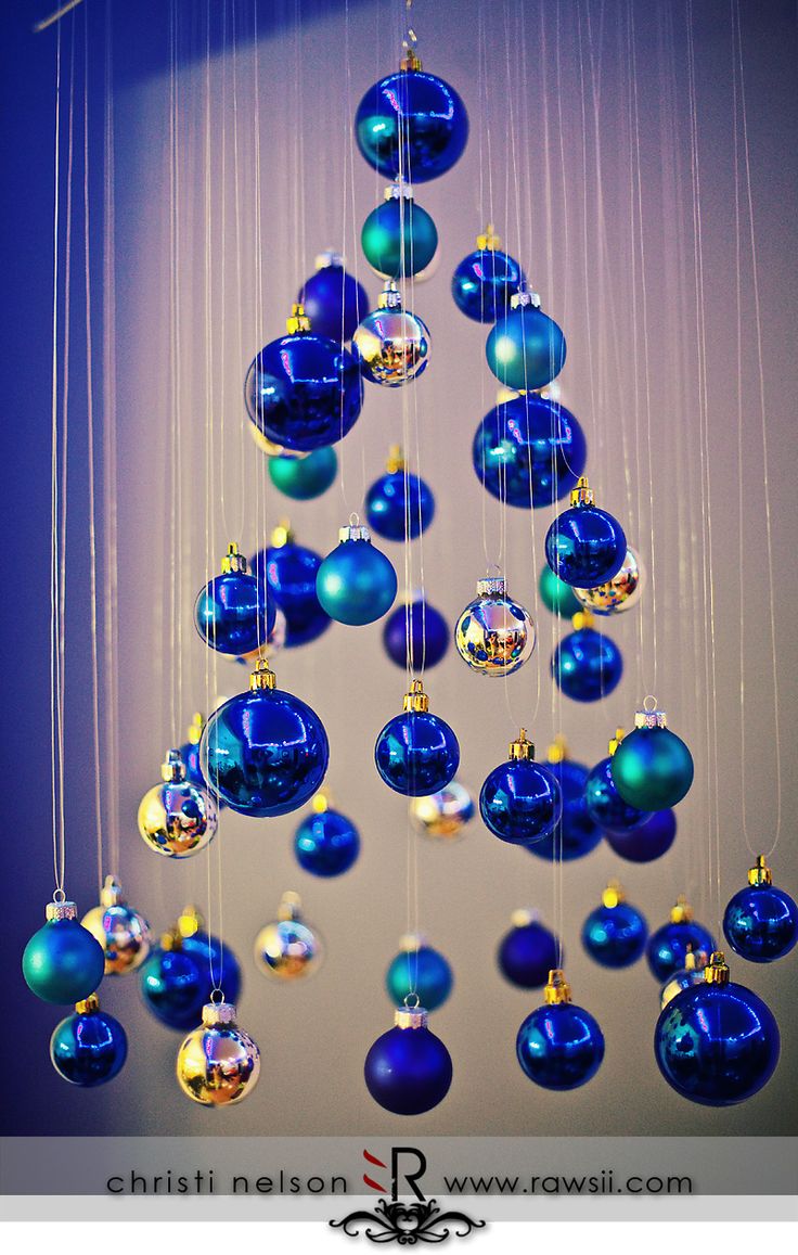 Réaliser un sapin original avec des boules de Noel! Voici 20 idées déco...