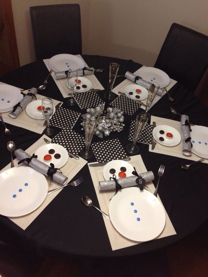 Un tavolo di natale a forma di pupazzo di neve! qui ci sono 7 idee... Come addobbare la tavola di natale fai da te