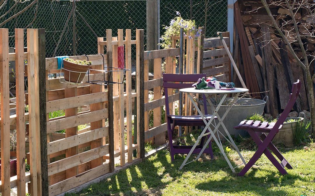 Bauen sie einen holzpalette zaun! 20 inspirierende beispiele (video)
