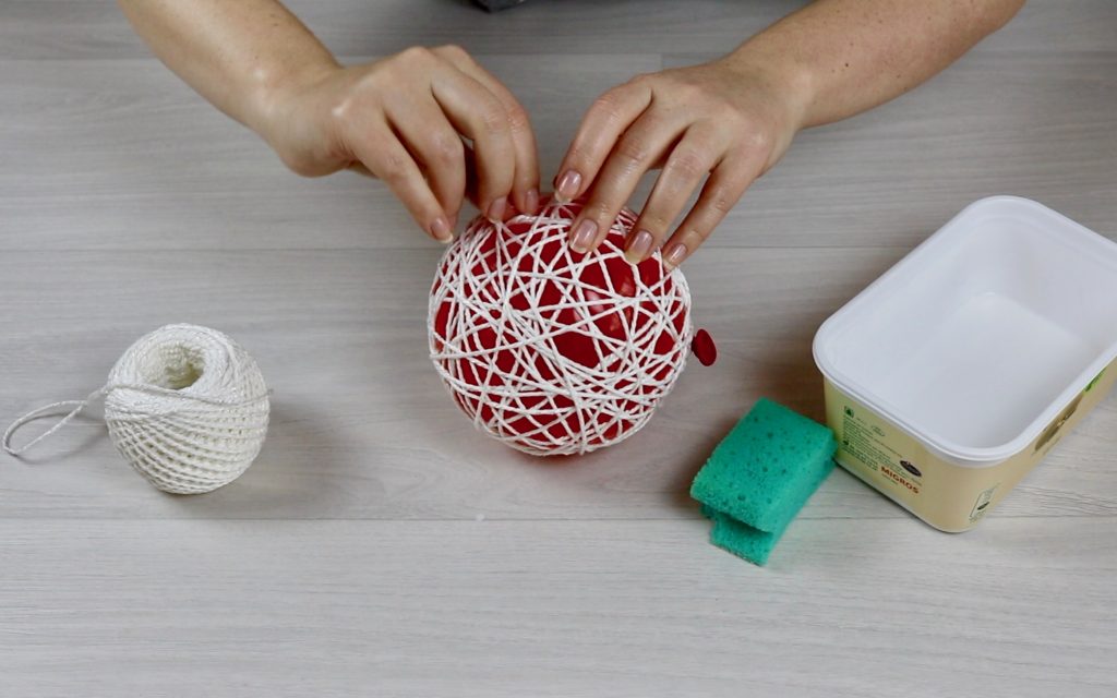 Boule De Noel En Ficelle : DIY Boule de Noel en papier - YouTube