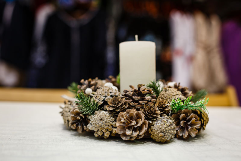 Décorations Noël DIY avec des pommes de pin.