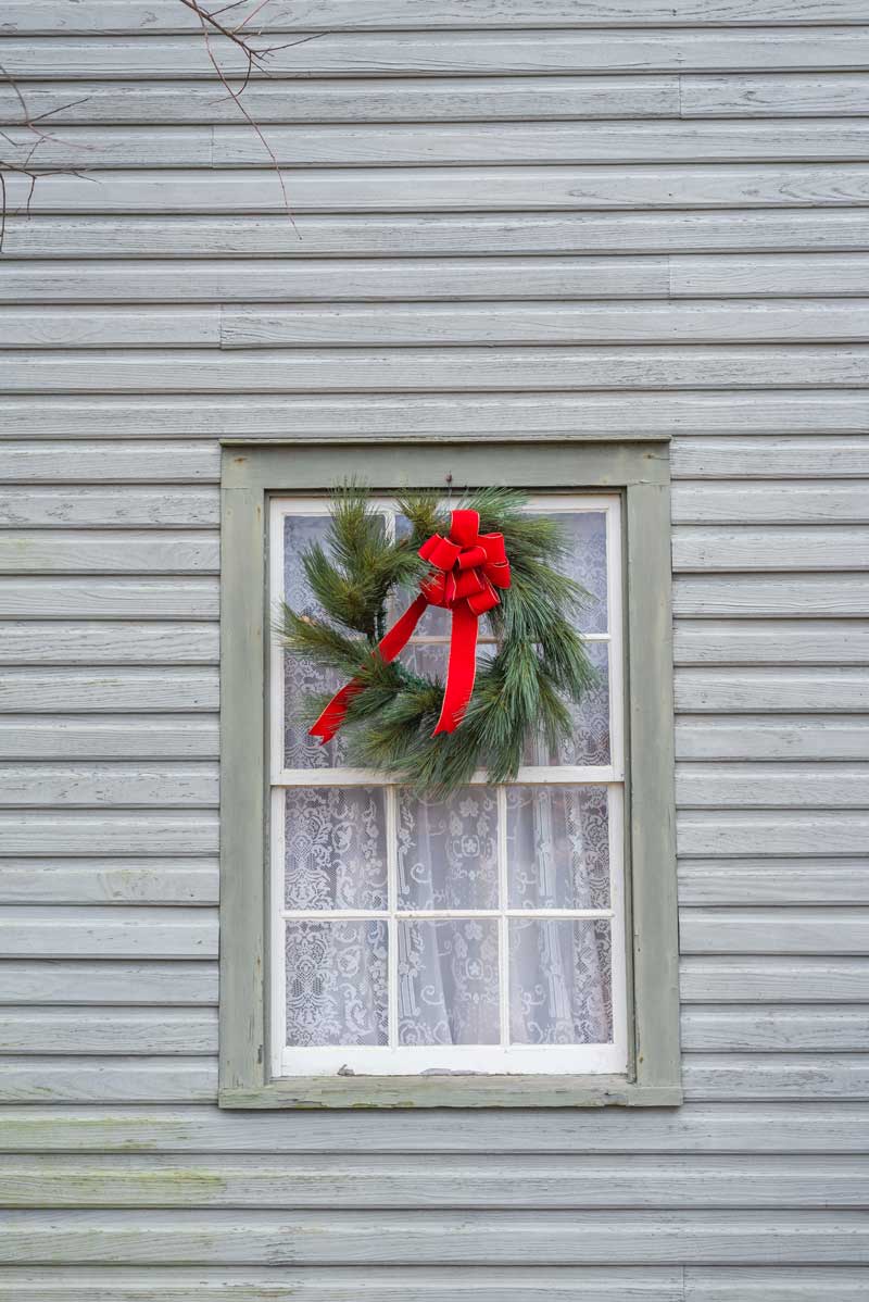 Décoration fenêtre avec couronne de Noël.