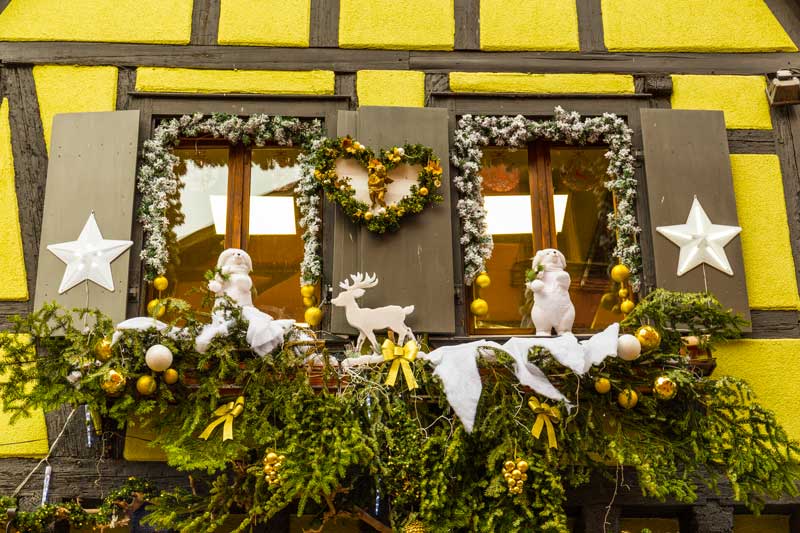 Fenêtre décorée pendant le marché de Noël de Strasbourg.