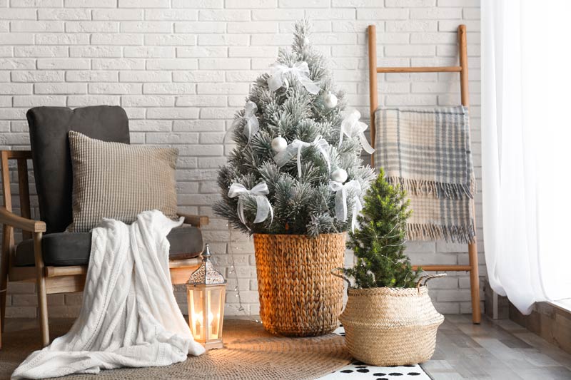 Sapin de Noël dans un panier en osier, idéal pour décorer style shabby.