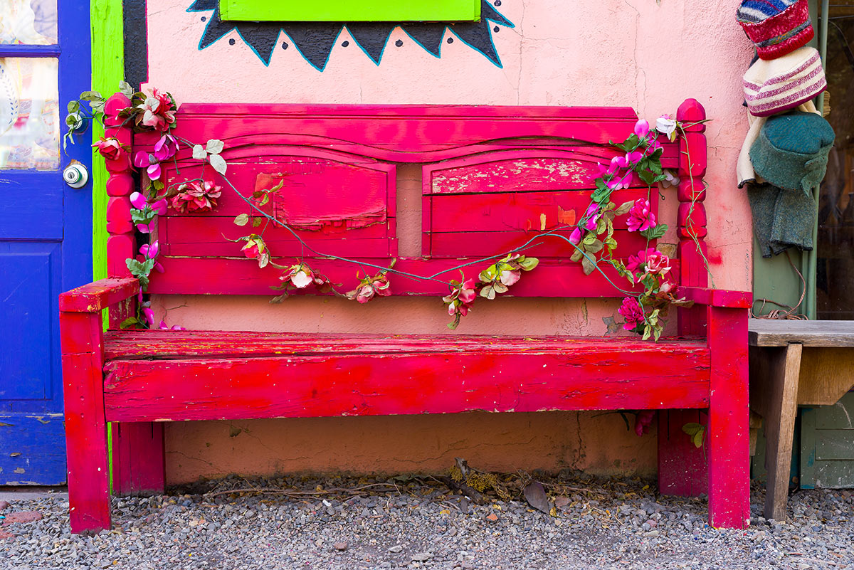 Vieux banc de jardin repeint en rose