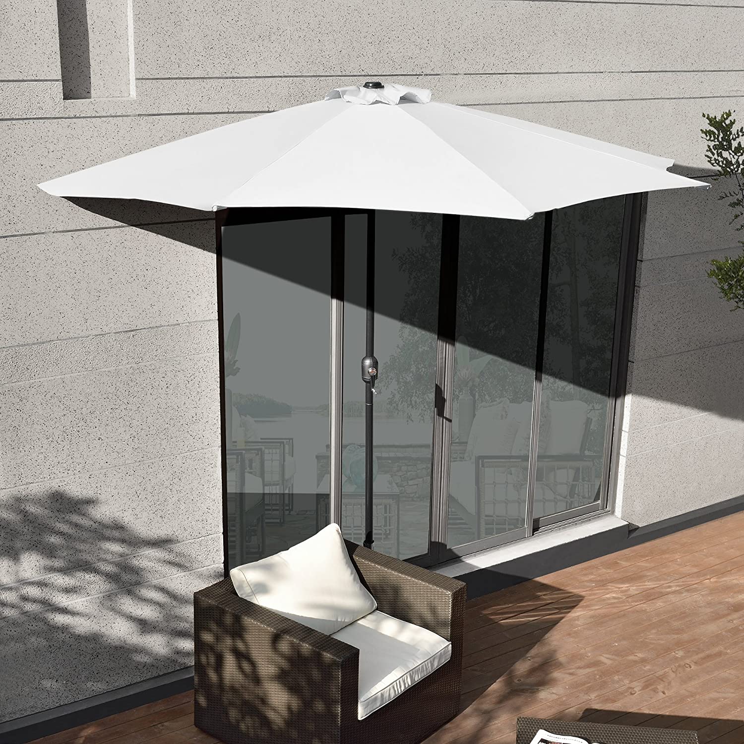 Parasol en demi-lune idéal pour le balcon.