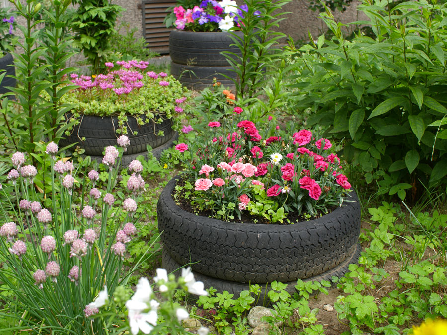 Vaso di fiori in giardino con pneumatico riciclato.