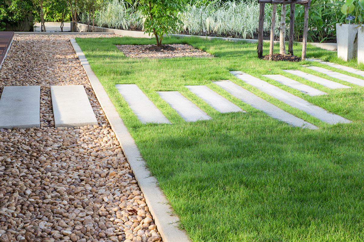 Chemin en pierres dans le jardin.