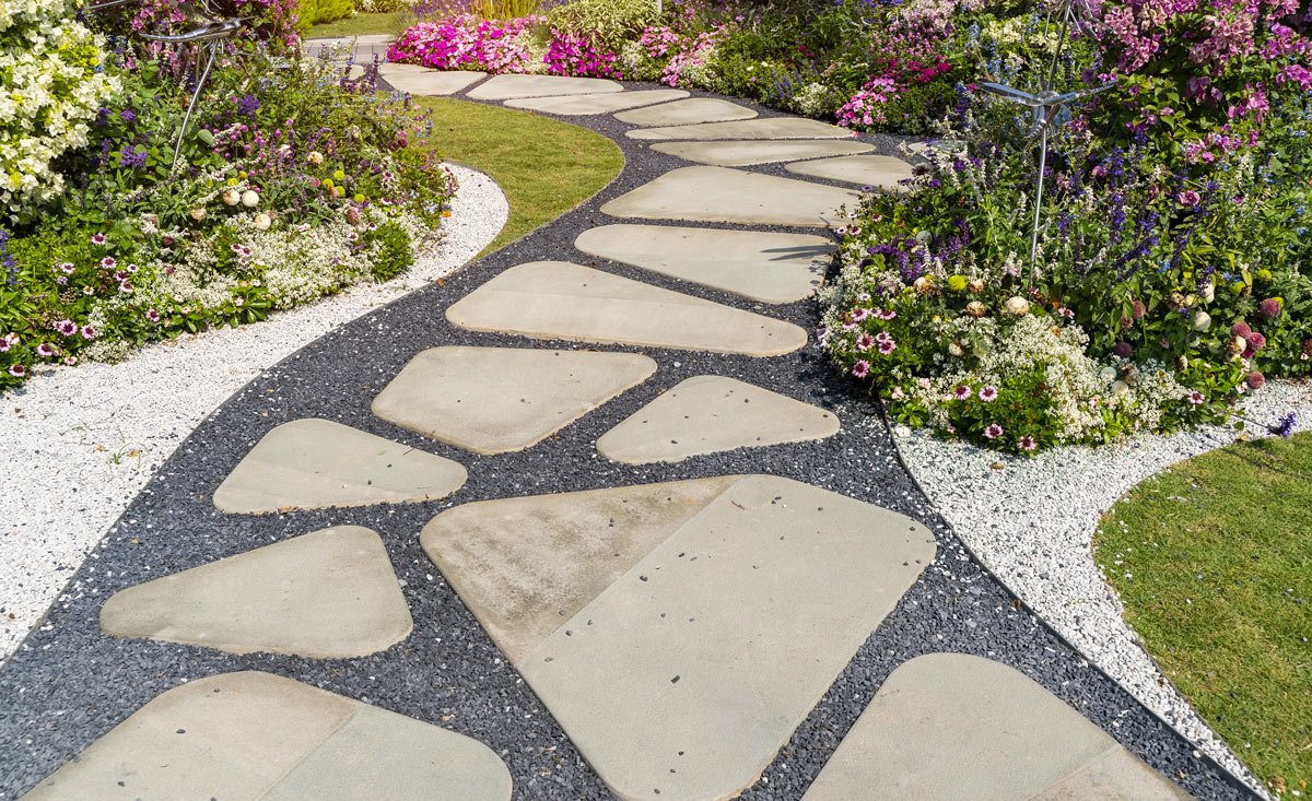 Très belle allée en pierre réalisé dans le jardin.