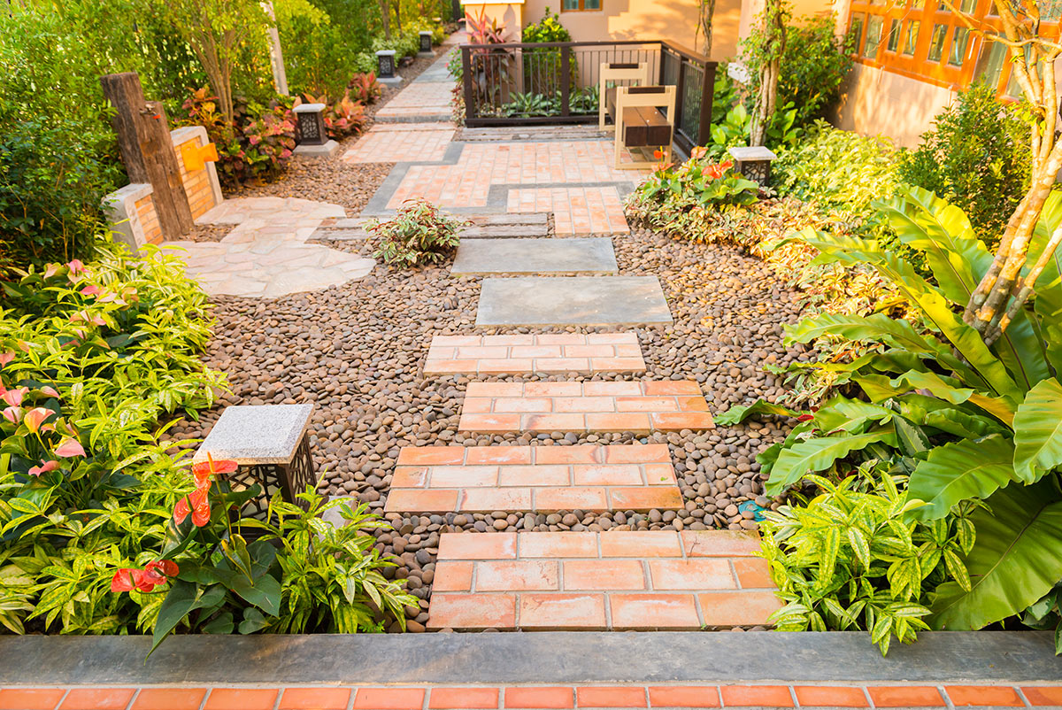 Une allée en pierres dans le jardin.