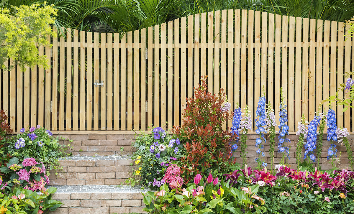 très belle clôture en bois design, belles fleurs pour décorer le jardin.