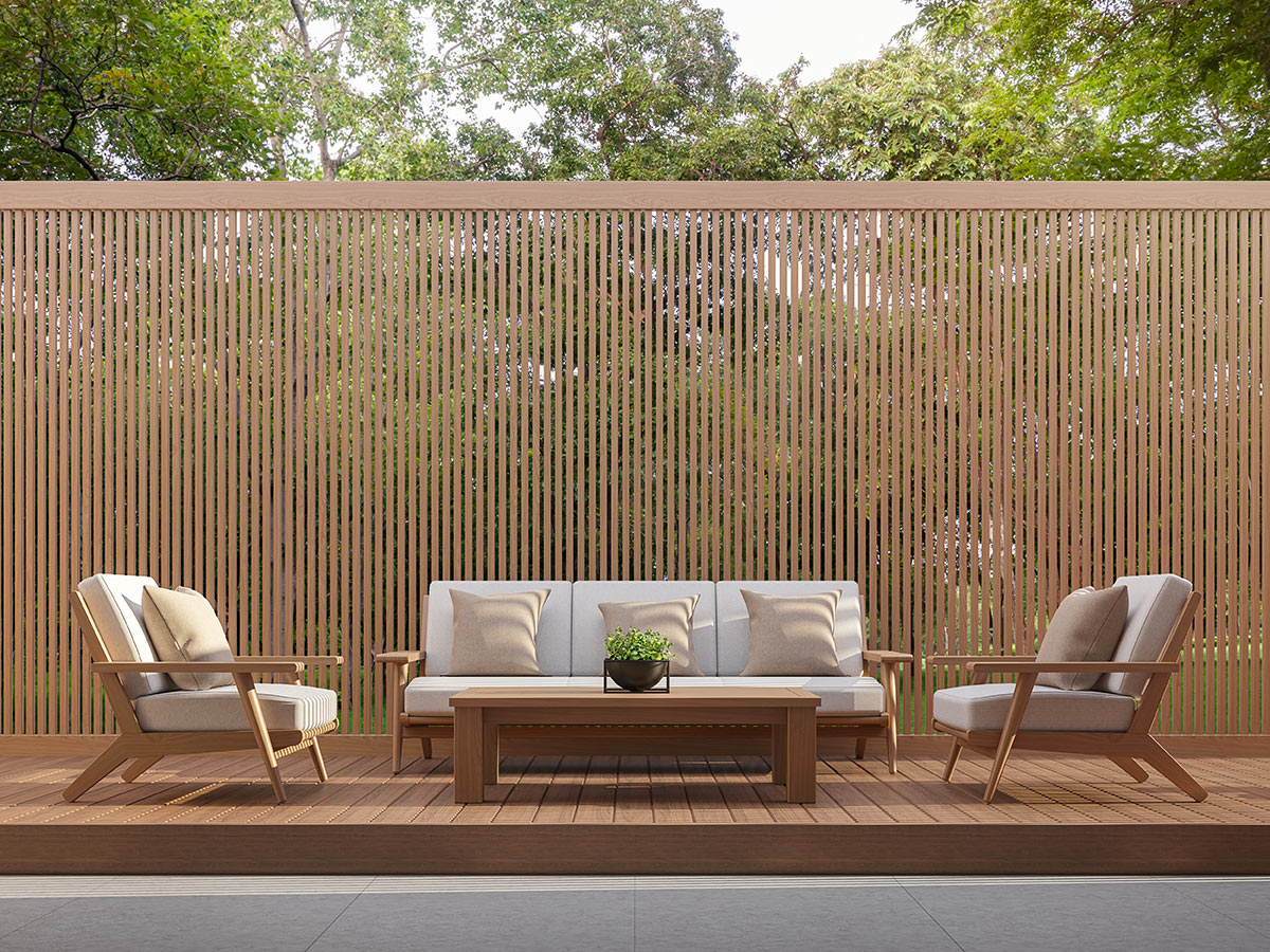 clôture en bois de jardin haute avec planches verticales.