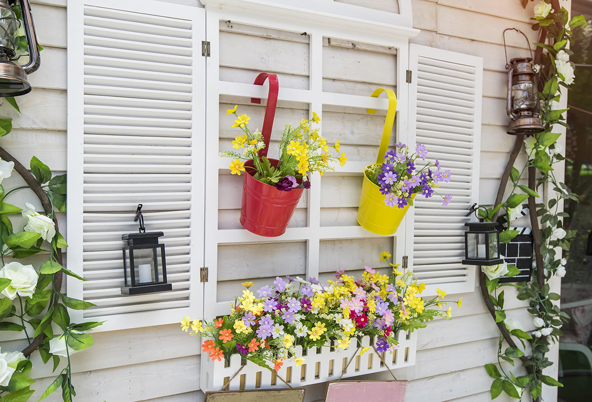 vieille persienne recyclée pour embellir le jardin