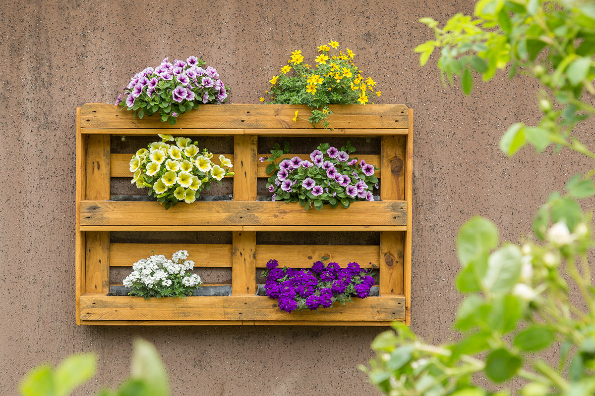 palette recyclée et transformée en jardinière