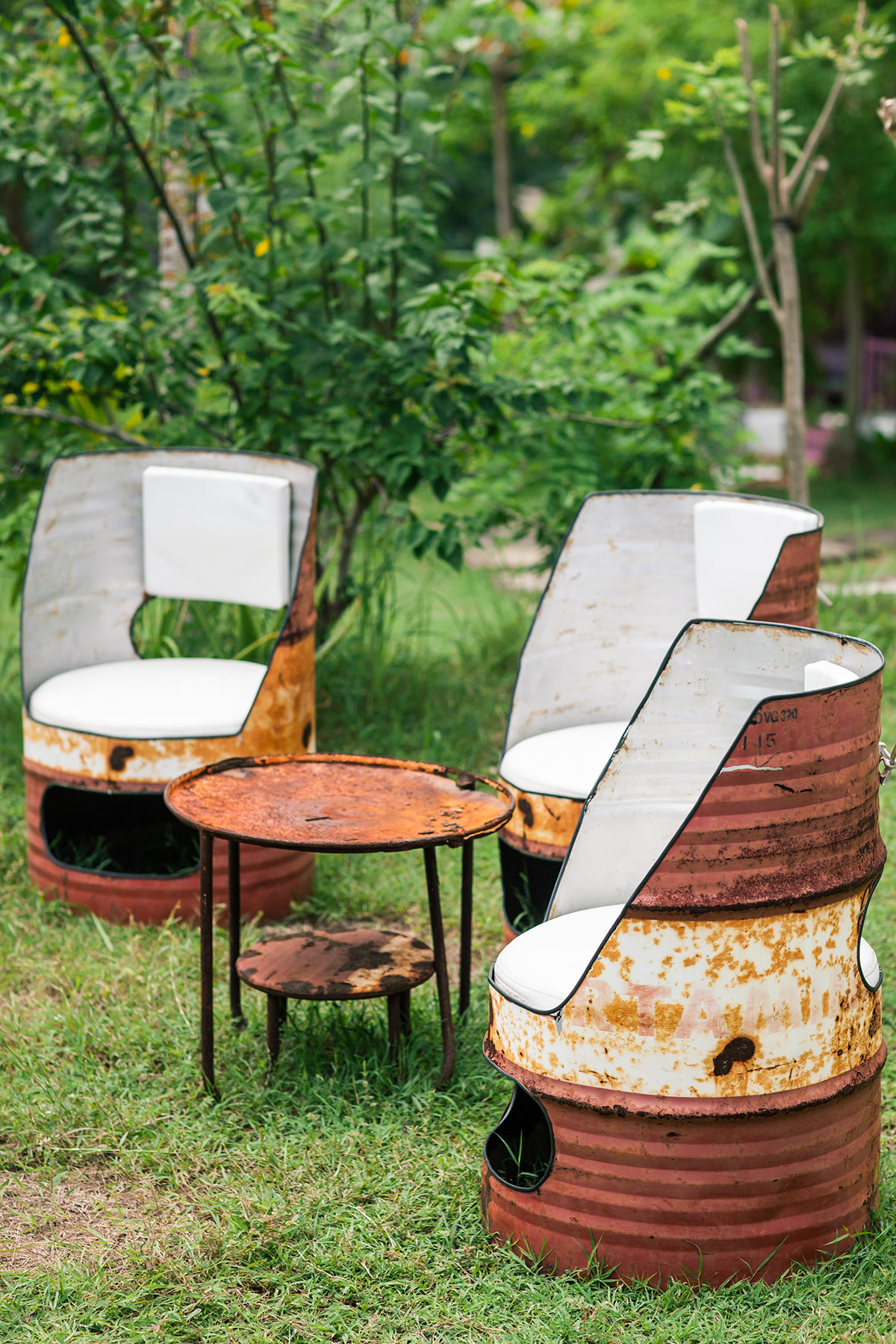vieux barils en métal recyclés en fauteuils pour salon de jardin