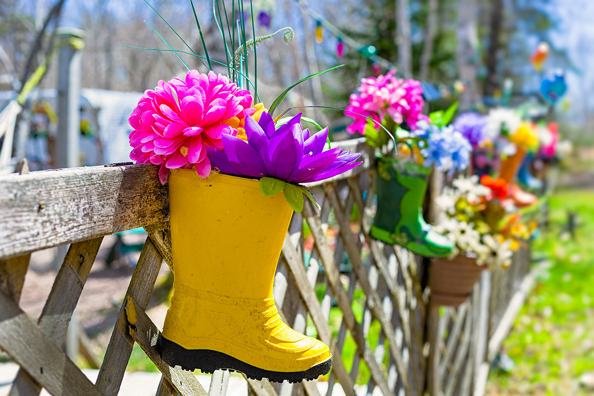 vielle botte imperméable transformée en pot de fleurs original pour extérieur