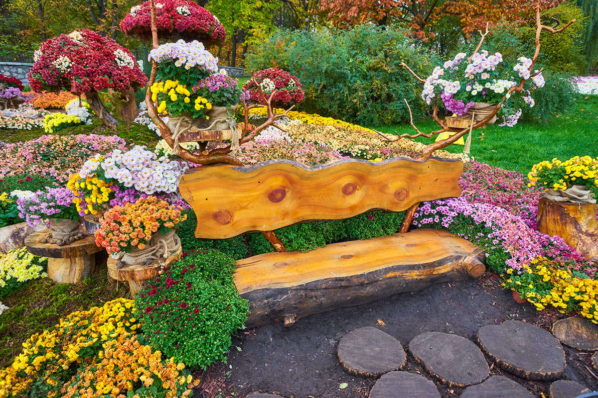 Banc en bois DIY original dans le jardin.