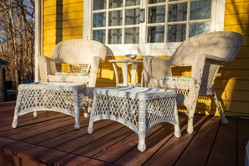 salon d'èxtérieur shabby avec table basse en osier