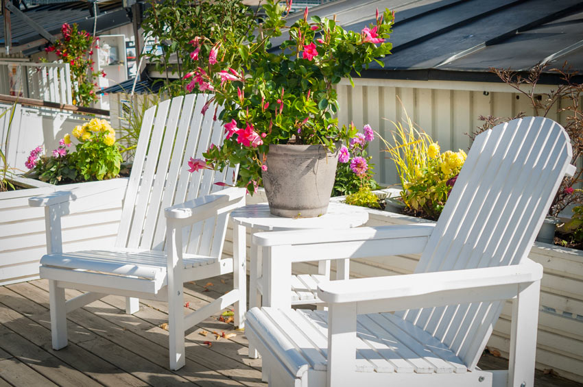 terrasse shabby avec deux transats en bois blancs