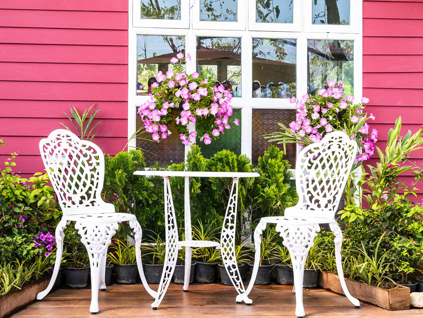 salon shabby chic blanc en fer forgé avec fleurs