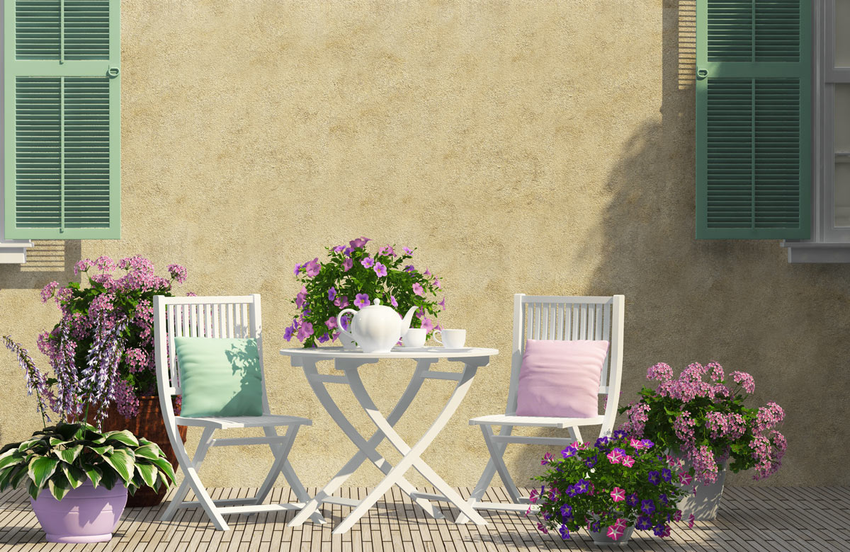 terrasse shabby avec deux chaises blanches et des fleurs