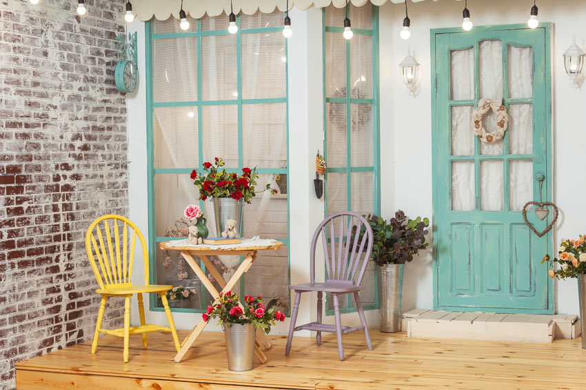 salon shabby chic avec chaises couleur pastel et table en bois