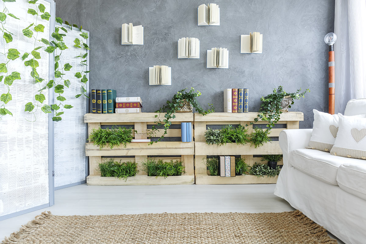 jardinière décorative en palettes dans le salon