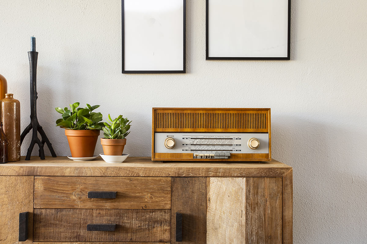 Meuble en bois avec vieille radio vintage.