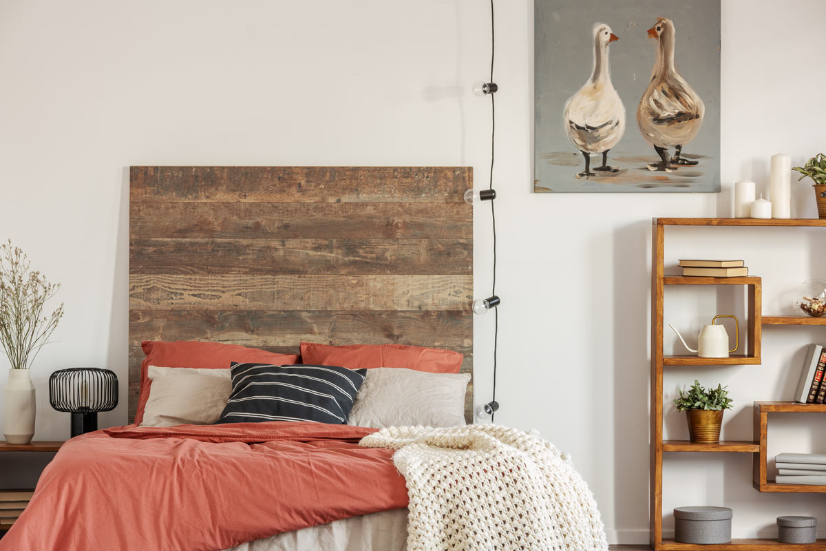 Chambre moderne meublée avec tête de lit DIY faite de palettes