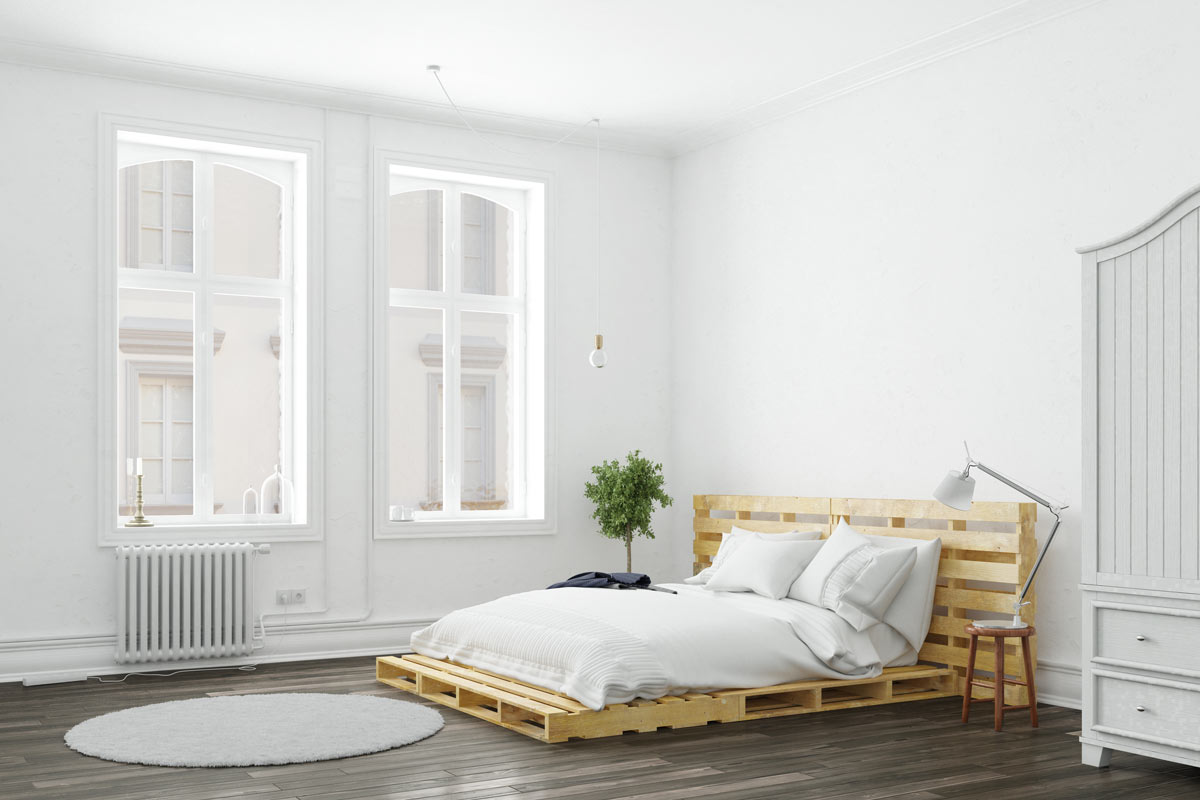 chambre blanche avec lit réalisé en bois de palette