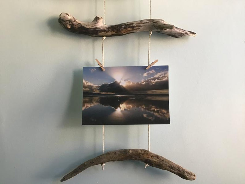 cadre DIY en bois recyclé avec photo suspendue avec une ficelle