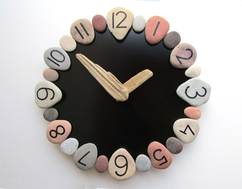 horloge DIY avec galets, tableau noir et bois