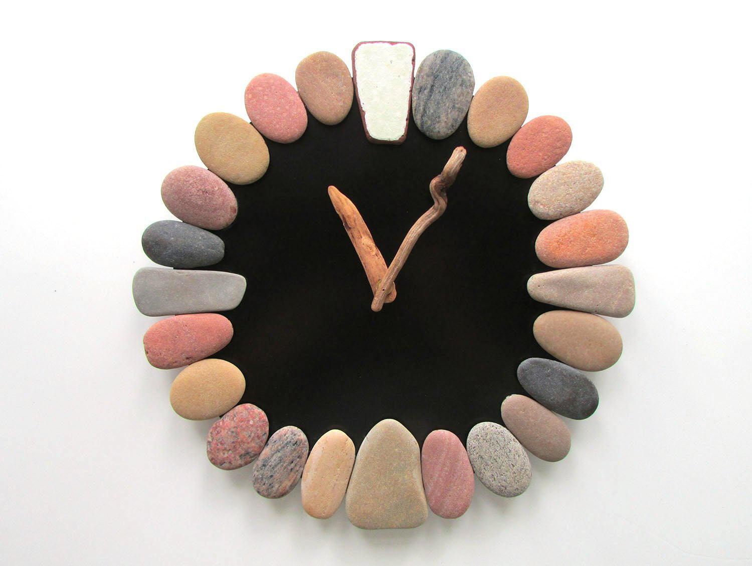 horloge originale avec galets, pierres