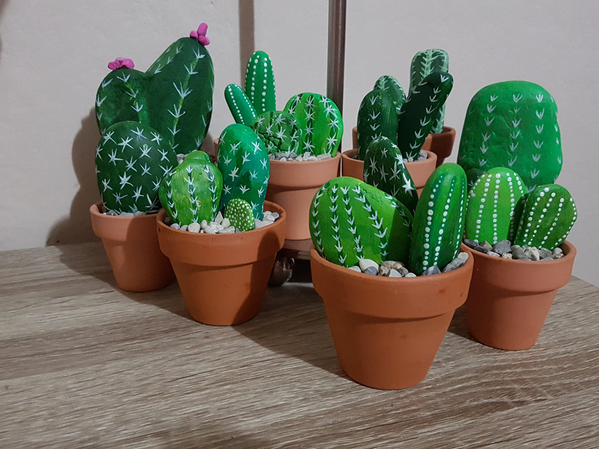 galets peints en cactus dans petits pots de vases en terre cuite