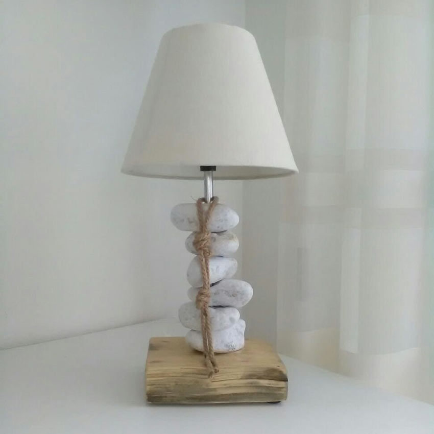 lampe DIY avec galets, corde et base en bois