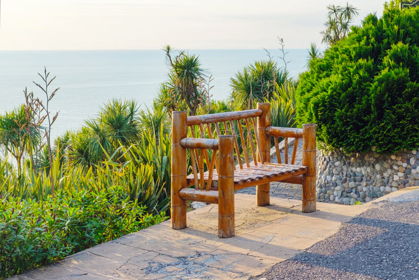 banc en bambou en bors de mer