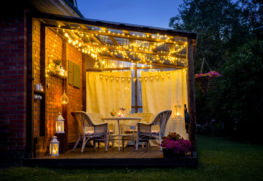 pergolas illuminée avec des lumières suspendues au toit