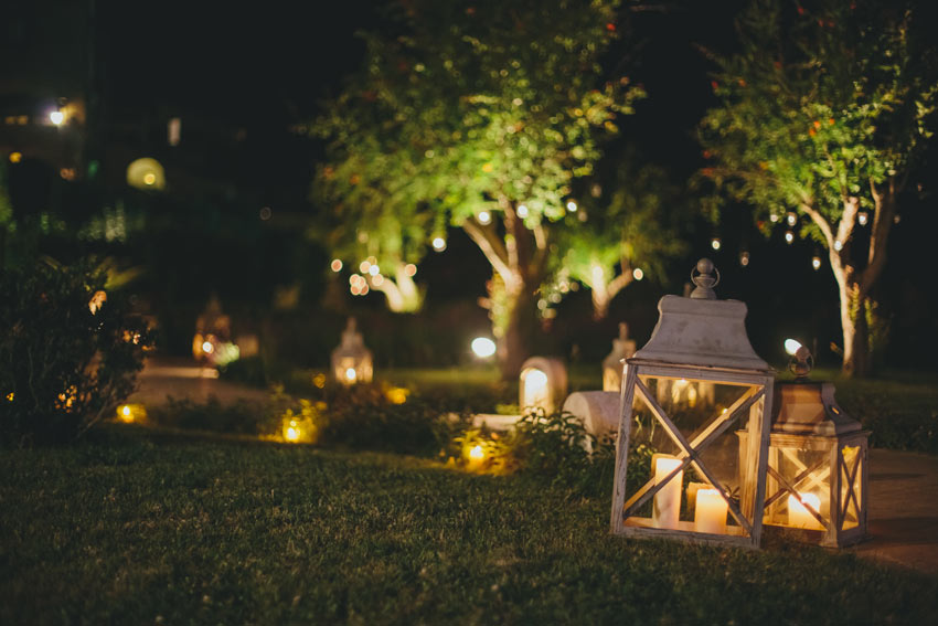 lanternes posées sur le sol dans le jardin