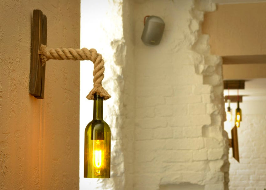 lampe DIY avec bouteille de vin et une corde