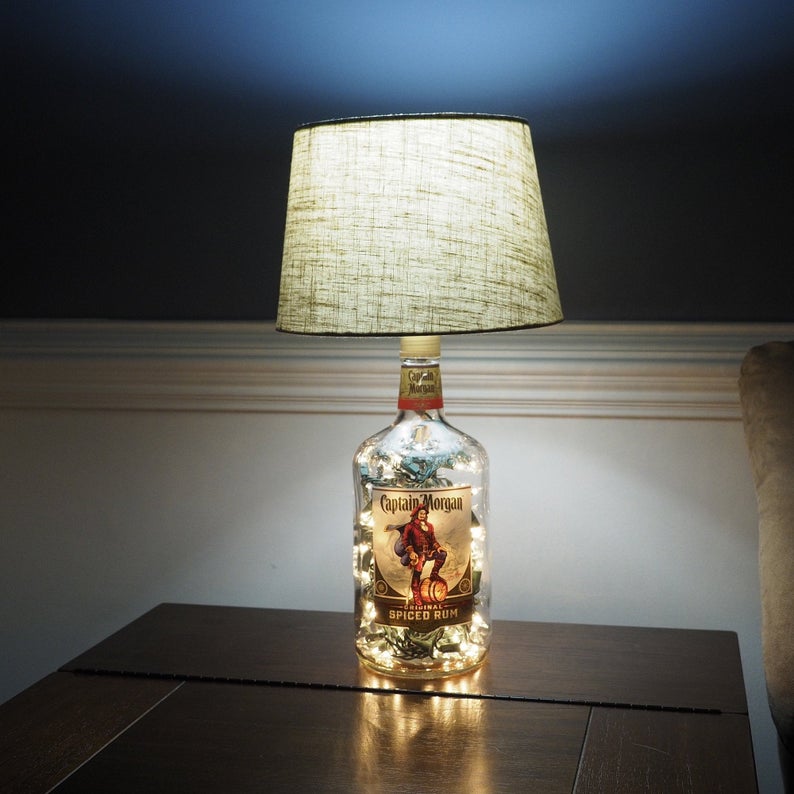 lampe DIY avec bouteille d'alcool capitaine Morgan