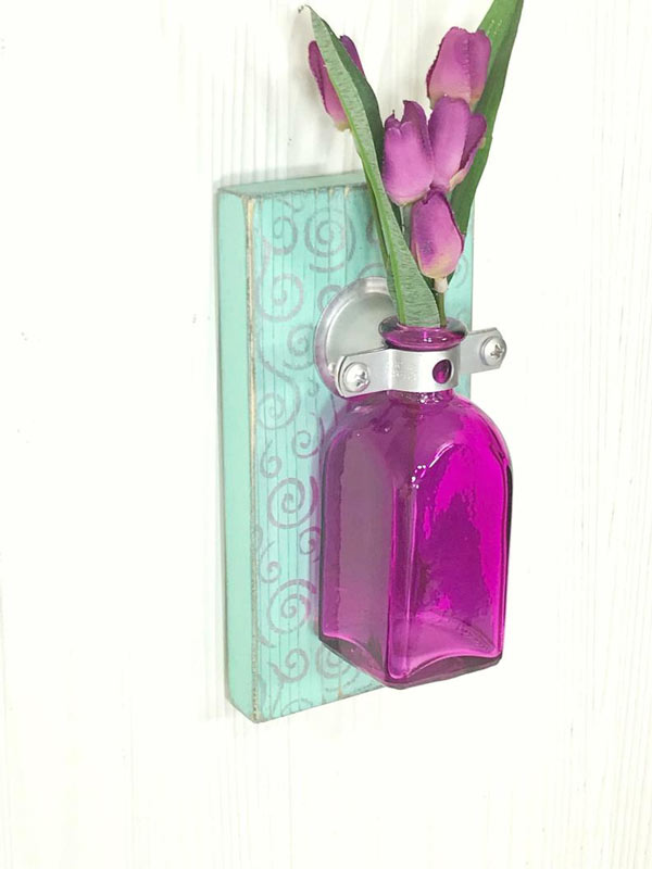 porte-fleurs DIY avec bouteille violette sur fond turquoise