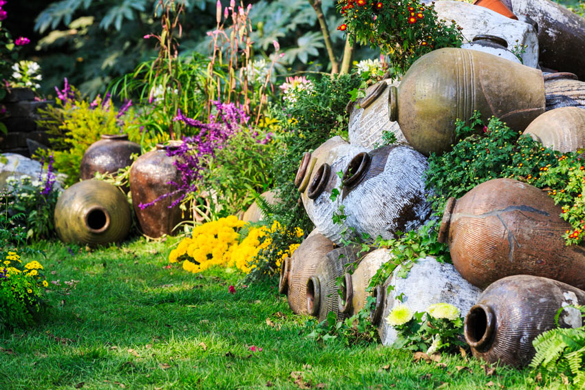 composition de vases en terre cuite dans le jardin