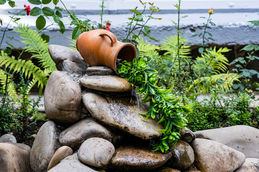 vase avec fontaine dans le jardin