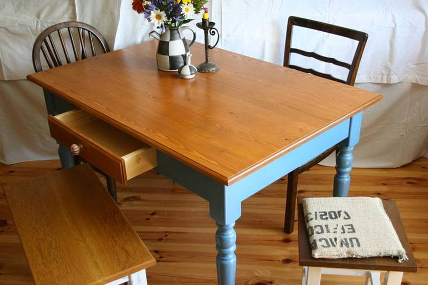 table en bois et couleur bleu ciel