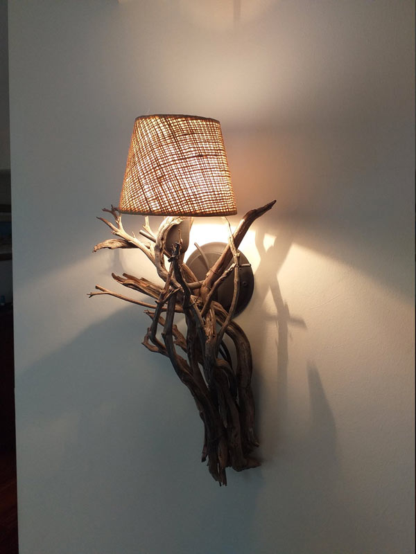 lampe murale avec branches de bois