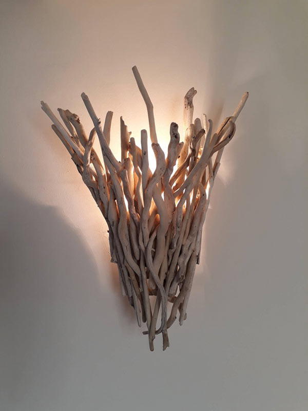 Déco DIY avec bois et lampe murale