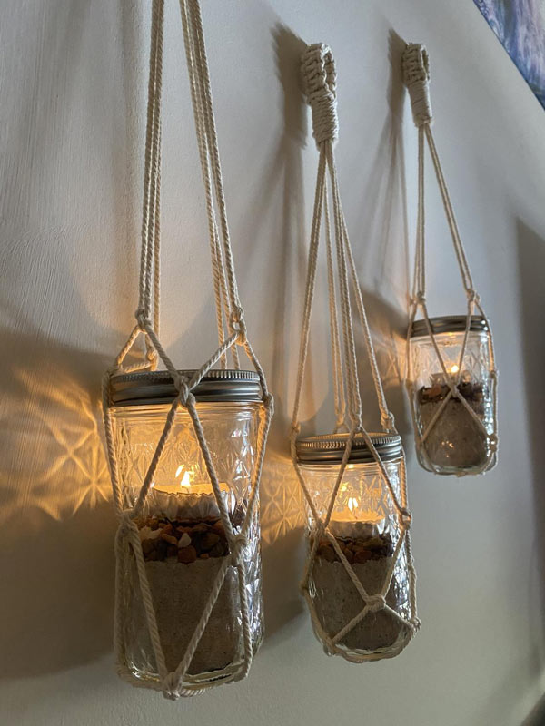 idées pour décorer un petit balcon avec lanternes.