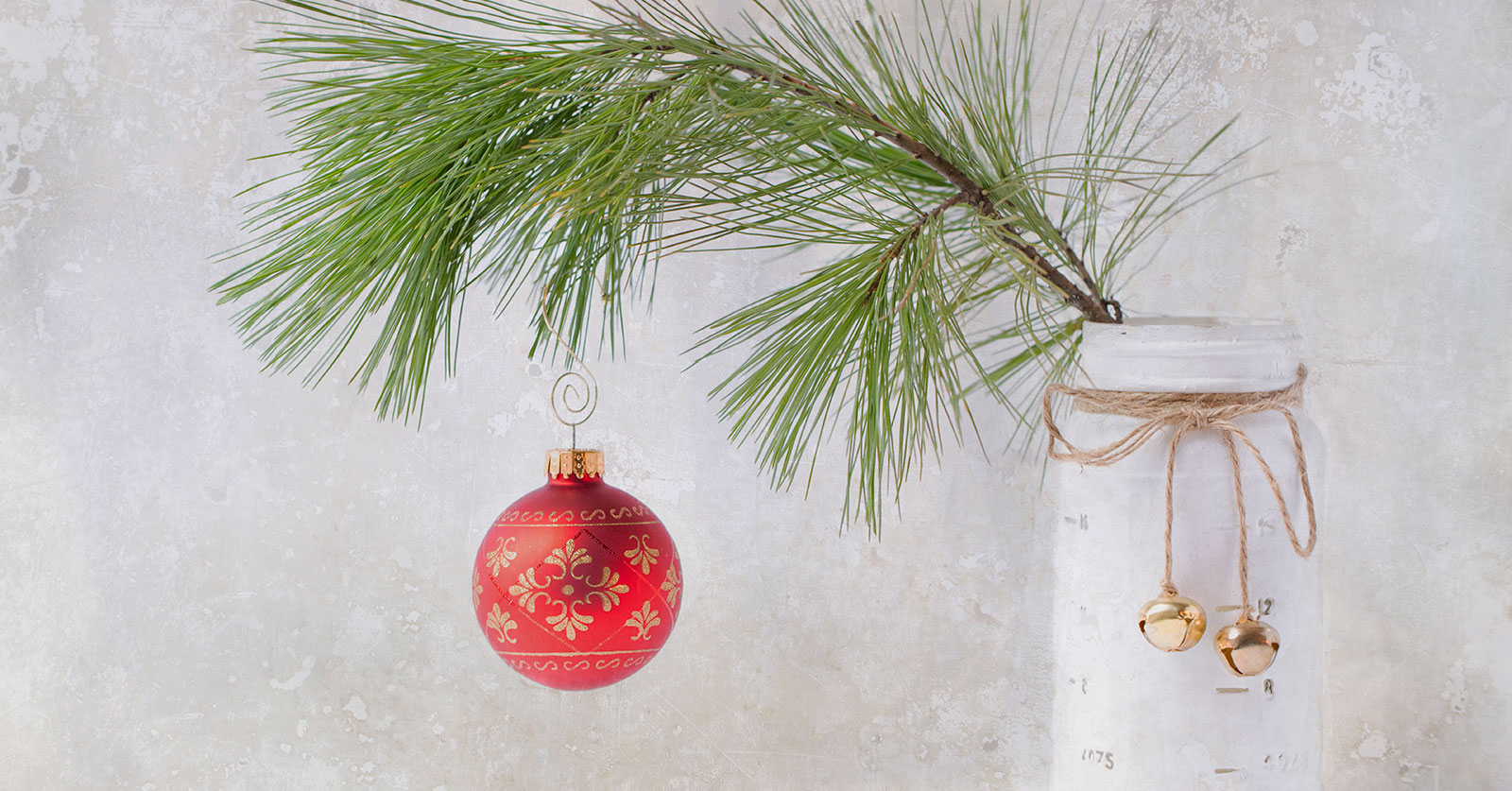 Décorations d'hiver avec des branches de sapin