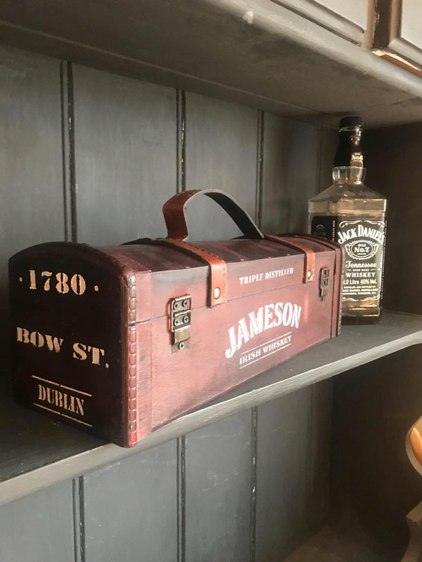 ancienne boite de whisky se transforme en un objet vintage