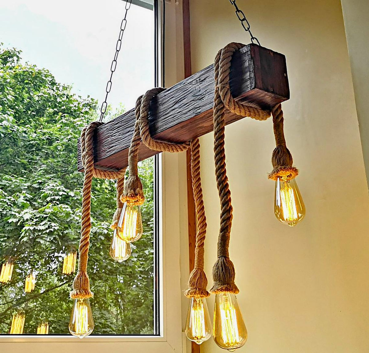 Lampadaire DIY avec poutre en bois e corde, parfait pour une décoration vintage.